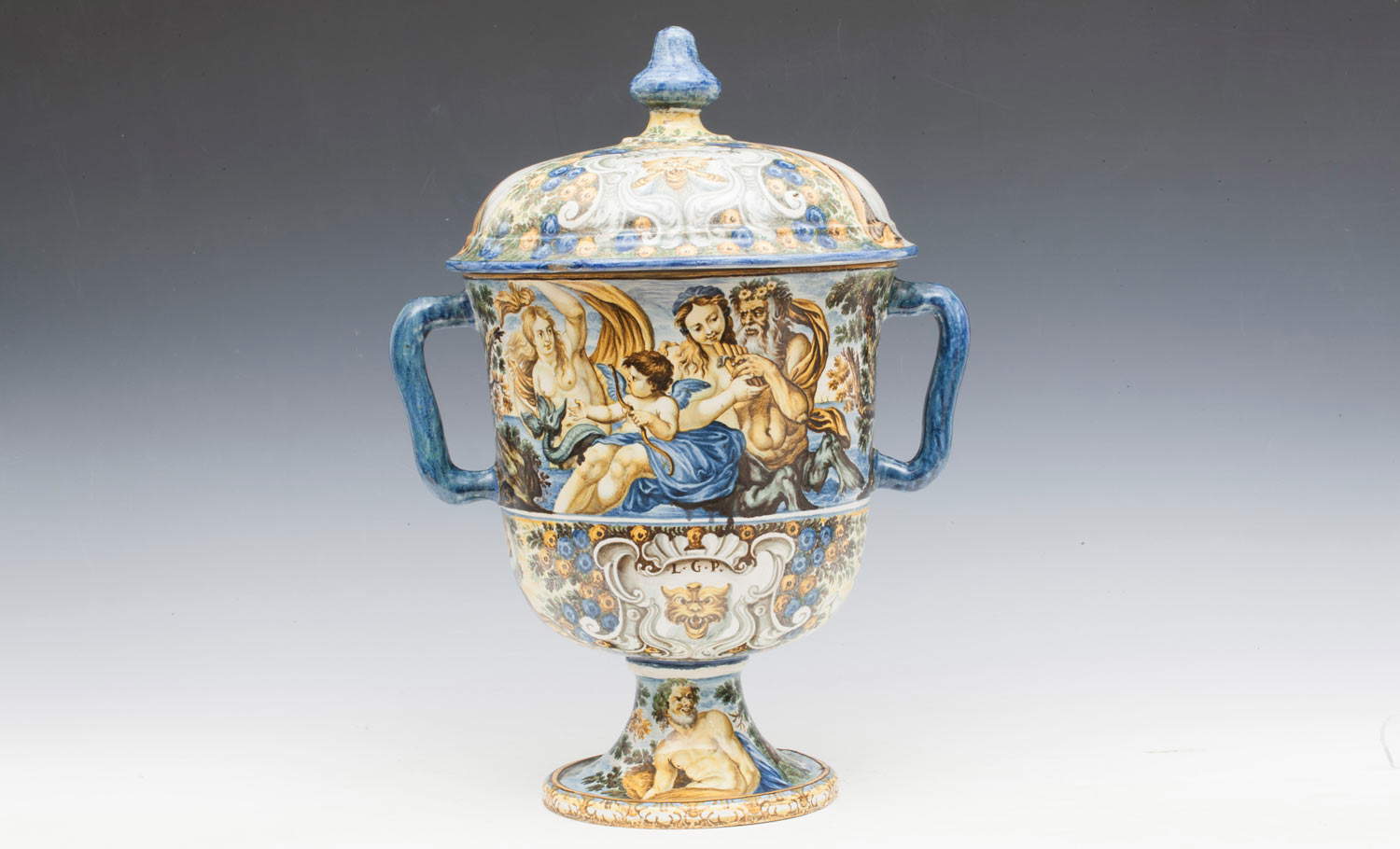 Liborio Grue, Coupe avec scènes mythologiques (vers 1730-1740 ; faïence polychrome avec traces de reflets dorés, hauteur 41,5 cm, diamètre 23 cm, avec anses 31,3 cm ; Ascoli Piceno, collection Matricardi) Liborio Grue, Coupe avec scènes mythologiques (vers 1730-1740 ; faïence polychrome avec traces de reflets dorés, hauteur 41,5 cm, diamètre 23 cm, avec anses 31,3 cm ; Ascoli Piceno, collection Matricardi)