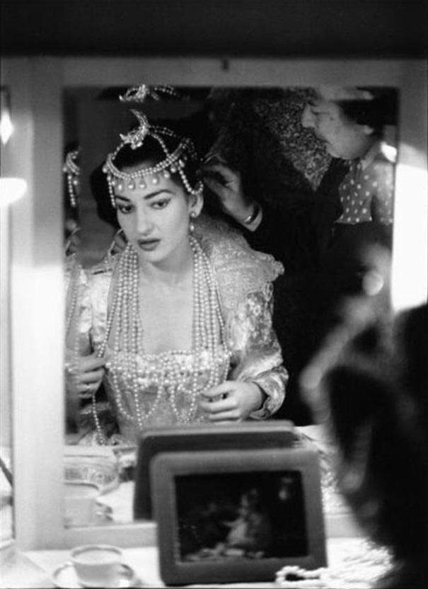 Maria Callas dans sa loge alors qu'elle se prépare à interpréter Ifigenia de Gluck, Milan 1957. Ph Willy Rizzo Maria Callas dans sa loge alors qu'elle se prépare à interpréter Ifigenia de Gluck, Milan 1957. Ph Willy Rizzo