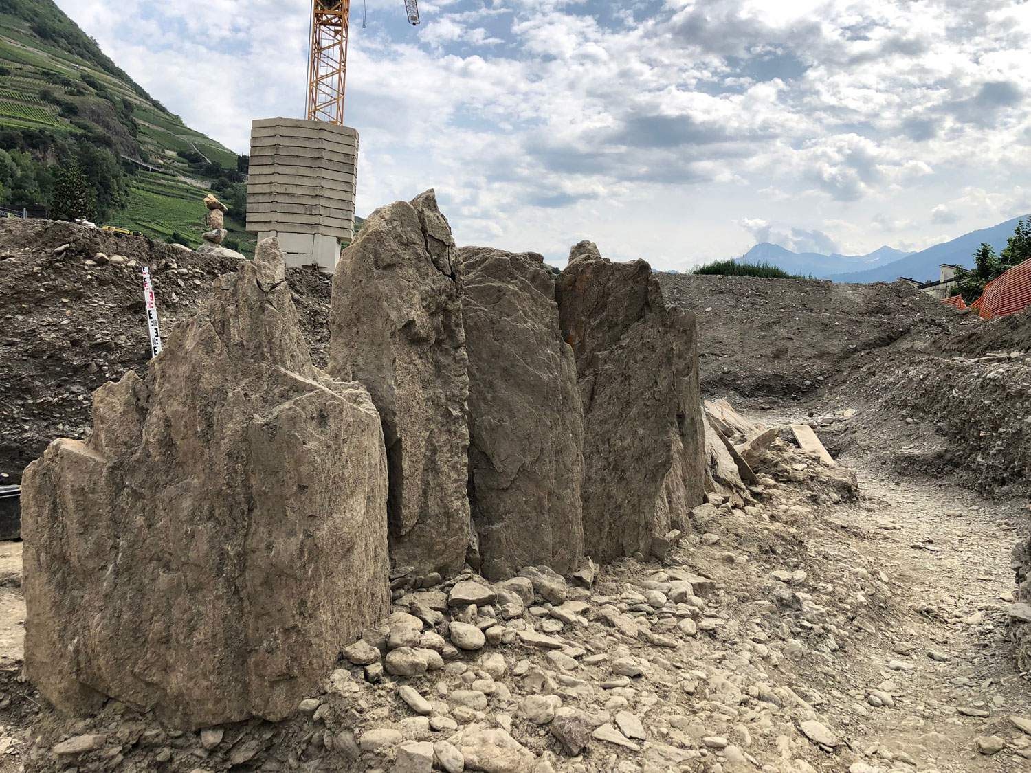 Suisse, alignement de 13 menhirs découverts dans le canton du Valais : 