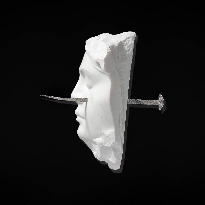 Michelangelo Galliani, Blackmirror (2018; marmo statuario di Carrara e accaiaio, 50 x 50 x 25 cm). Su concessione di Cris Contini Contemporary, London (GB) - Tivat (MNE). Ph. Enrico Turillazzi