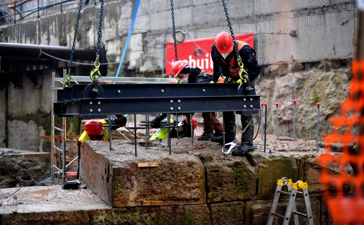 Milan, d'anciens murs découverts lors de l'excavation du M4 sont déplacés pour faire place au métro.