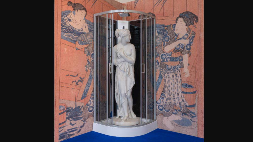 Des statues dans les cabines de douche et des peintures sur des maisons en bois. Exposition sur le changement de paradigme à Genève