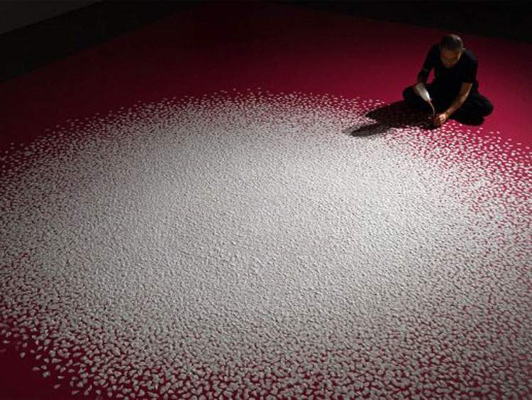 Pétales de fleurs de cerisier créés avec du sel : l'installation saisissante de Motoi Yamamoto 