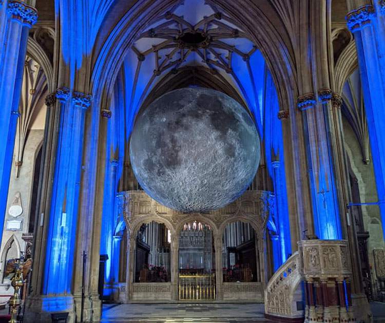 La cathédrale de Bristol accueille... une lune géante : le projet itinérant de Luke Jerram