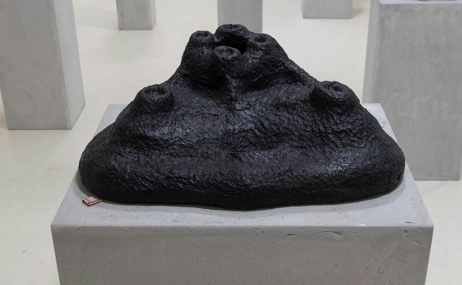 Namsal Siedlecki, Mva Cha I (2020; bronze; 50 x 45 x 90 cm)