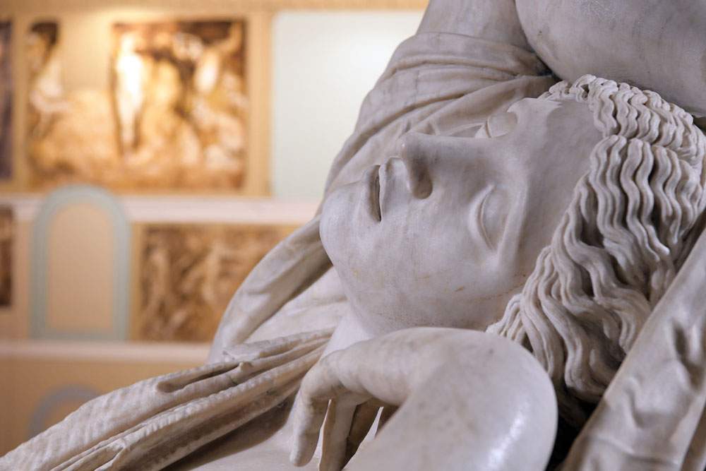 La Nymphe endormie des Offices, une ancienne sculpture romaine à l'histoire mouvementée, est exposée à Jesi. 