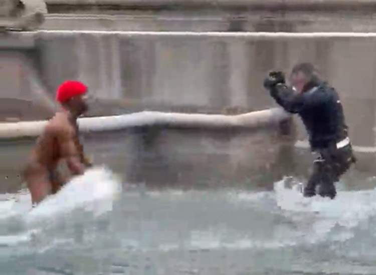 Rome, bathes naked in the fountain of the Naiads: stopped by police, video goes viral
