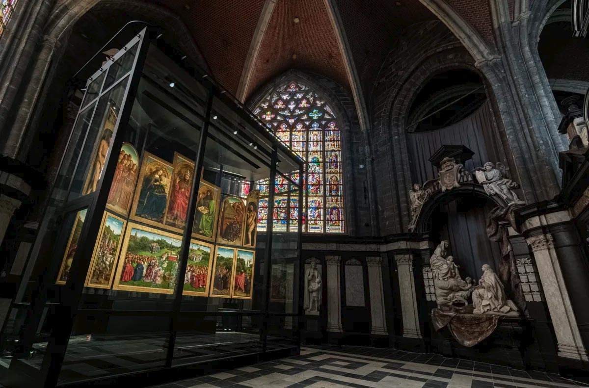 Flanders, new futuristic house of Van Eyck's Mystic Lamb opens in Ghent