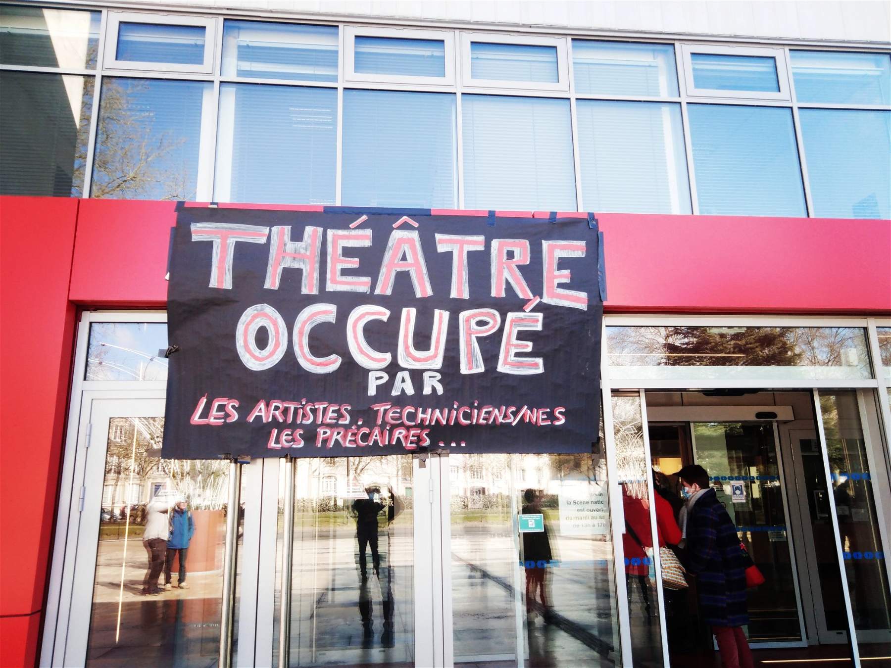 France, les travailleurs culturels, fatigués de l'enfermement, ont occupé des dizaines de théâtres