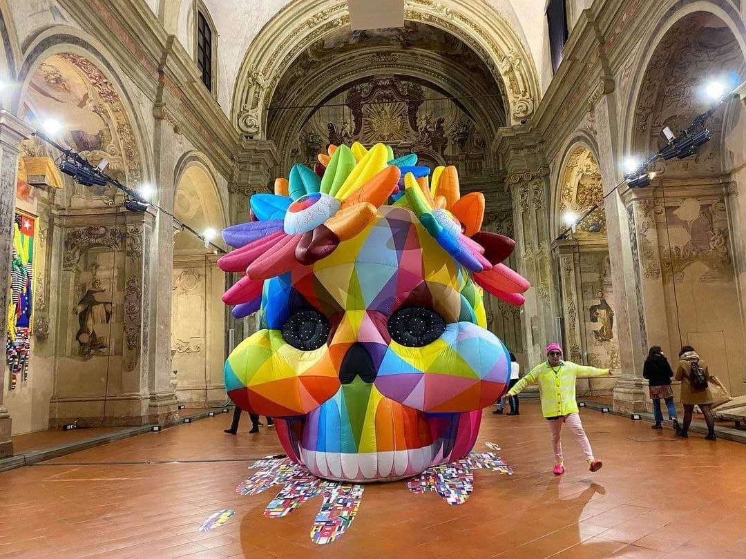 A huge colorful skull in a seventeenth-century church: the exhibition of Okuda San Miguel in Bologna