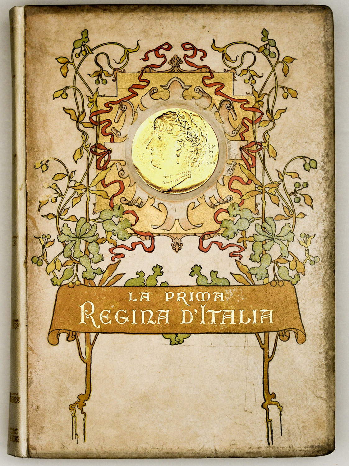 Onorato Roux, La prima Regina d'Italia nella vita privata, nella vita del paese, nelle lettere e nelle arti (Mailand, Aliprandi, 1901; geprägter, gestempelter und vergoldeter Ledereinband, Exlibris di Vittorio Emanuele III; Turin, Biblioteca Reale)