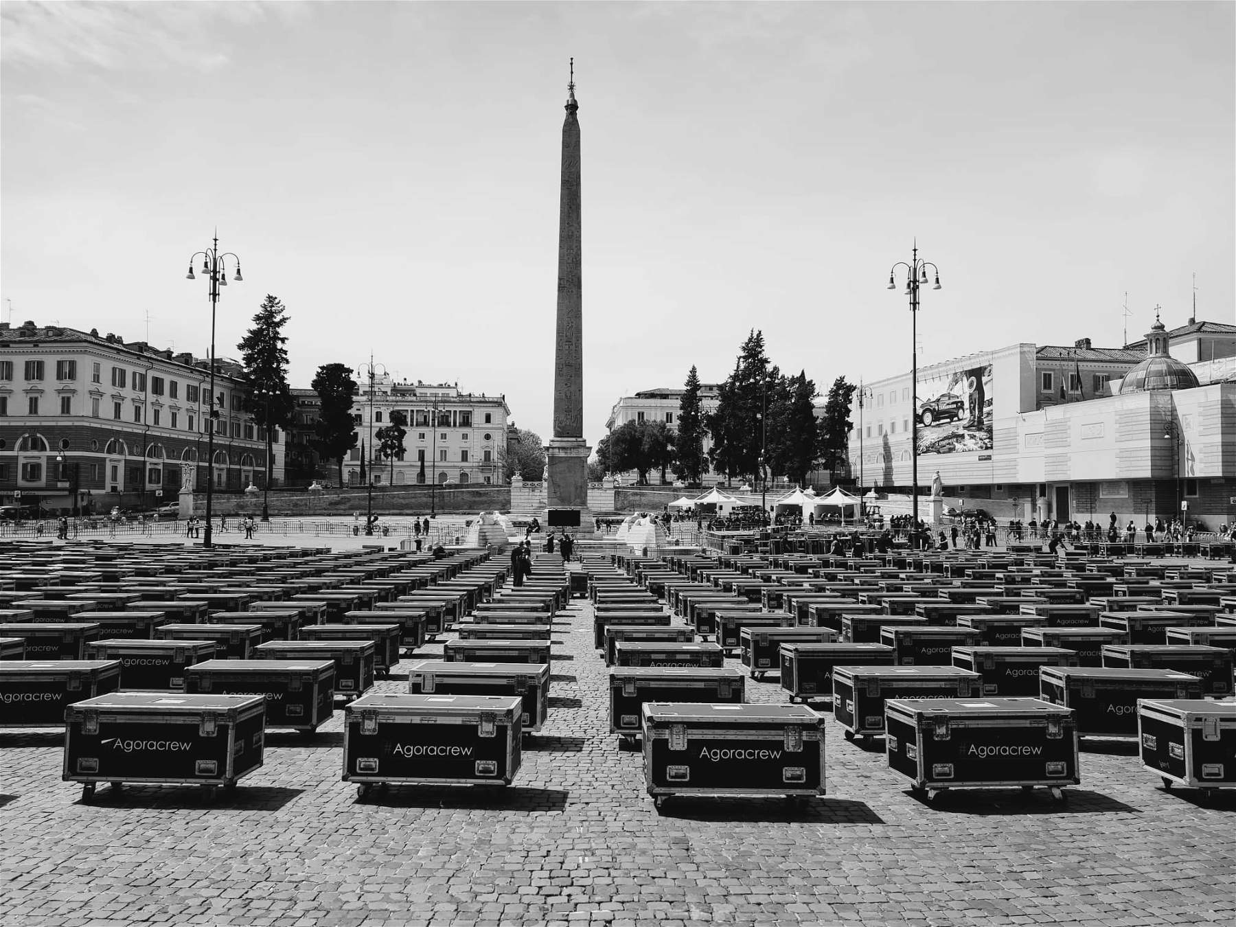 Mille malles sur la Piazza del Popolo à Rome : la manifestation d'aujourd'hui pour soutenir le spectacle