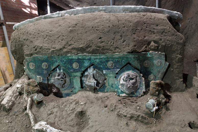 Pompeii, parade chariot found in excellent condition: a unicum in Italy