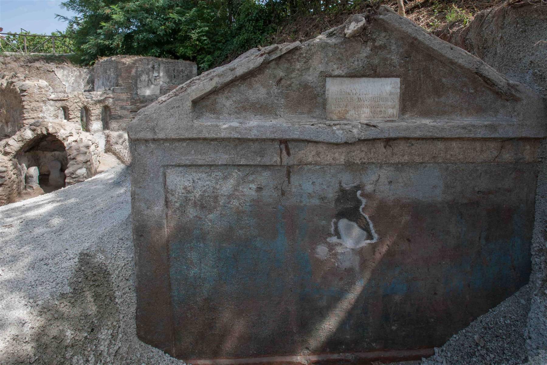 Découverte à Pompéi : une tombe d'affranchi retrouvée, décorée et contenant les restes du défunt