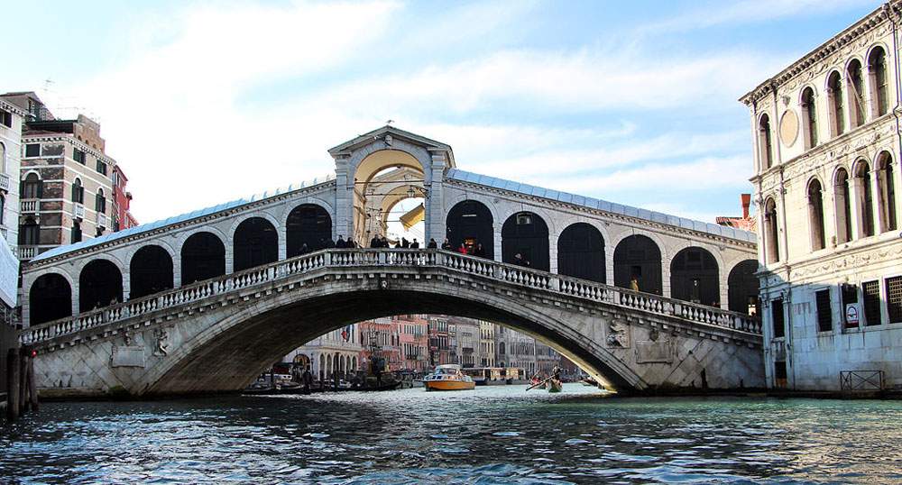 Long restoration of the Rialto Bridge completed. But there is controversy over the commemorative plaque