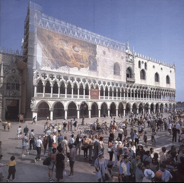 I ponteggi dell'azienda Ecoponteggi sulla facciata di Palazzo Ducale a Venezia nei primi anni Duemila