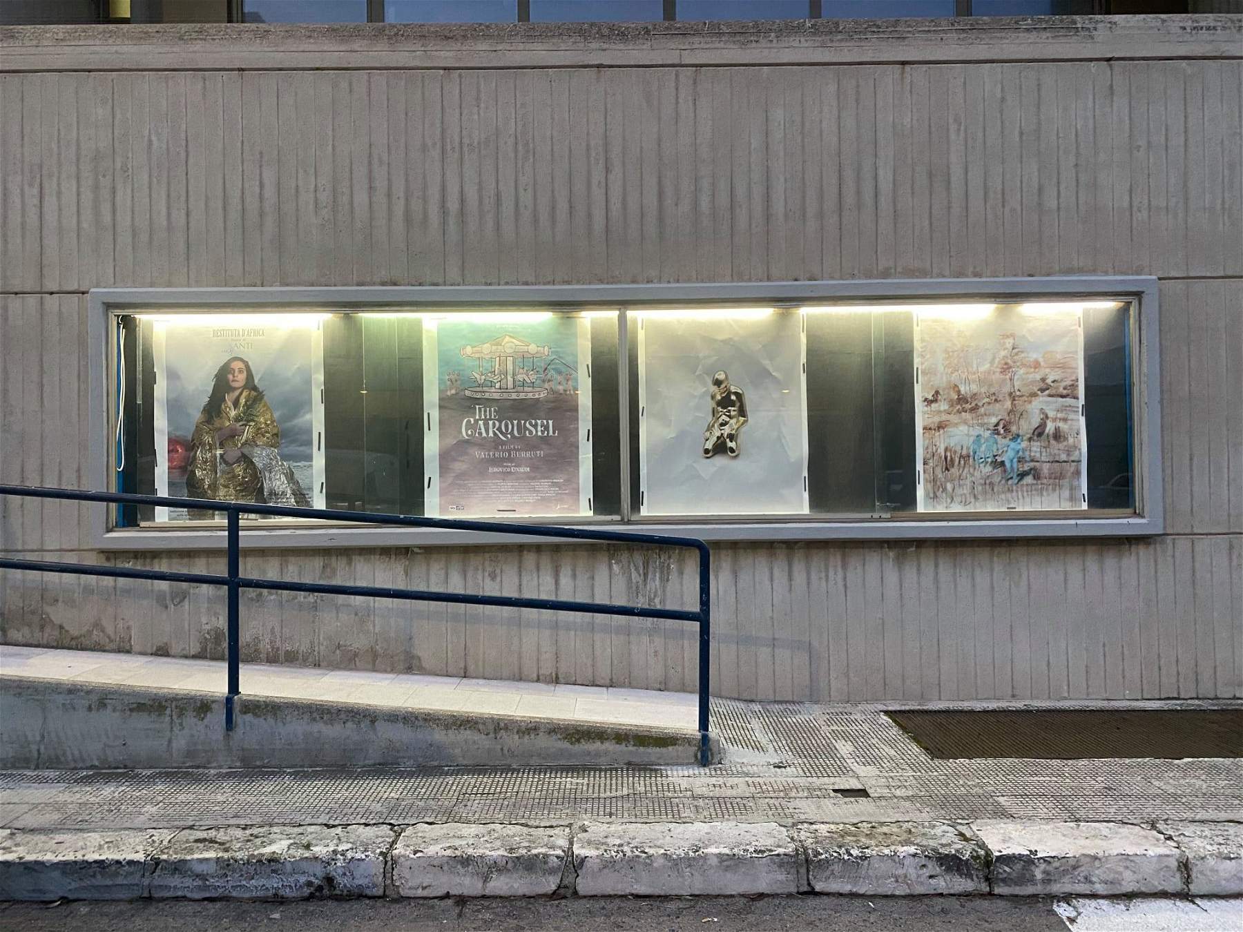 Cinema chiusi per Covid? In Puglia, le loro bacheche ospitano opere d'arte in una mostra diffusa