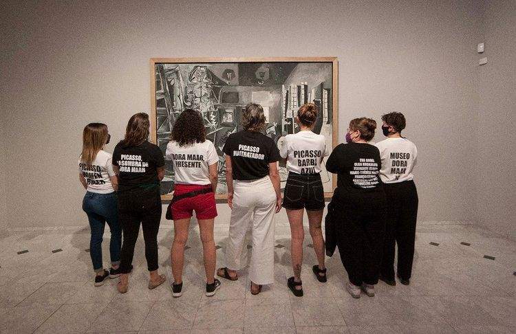 Picasso mistreated women: teacher and students protest at Picasso Museum in Barcelona