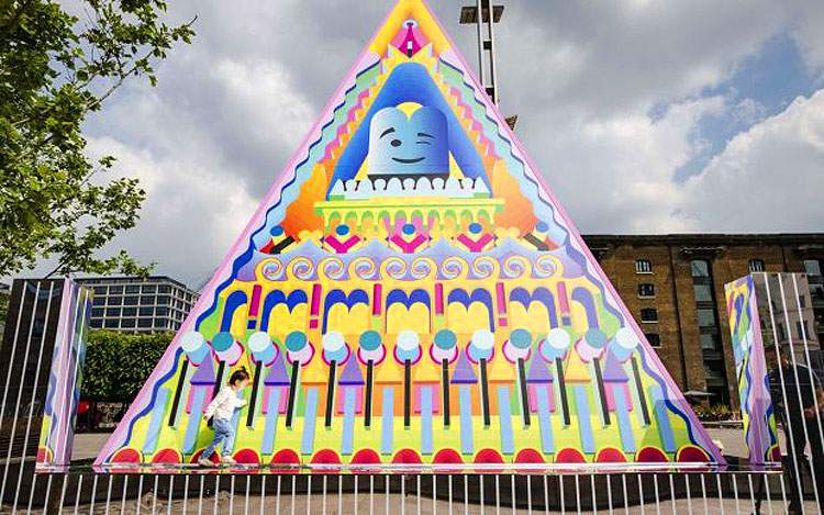 London, a colorful pyramid celebrates the LGBT movement and the return to conviviality 