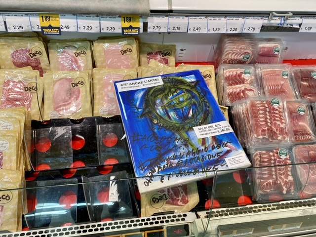 A painting thrown among the hams at the supermarket: singular protest in Ischia