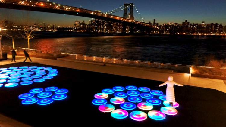 Brooklyn, les plateformes interactives s'illuminent à chaque pas