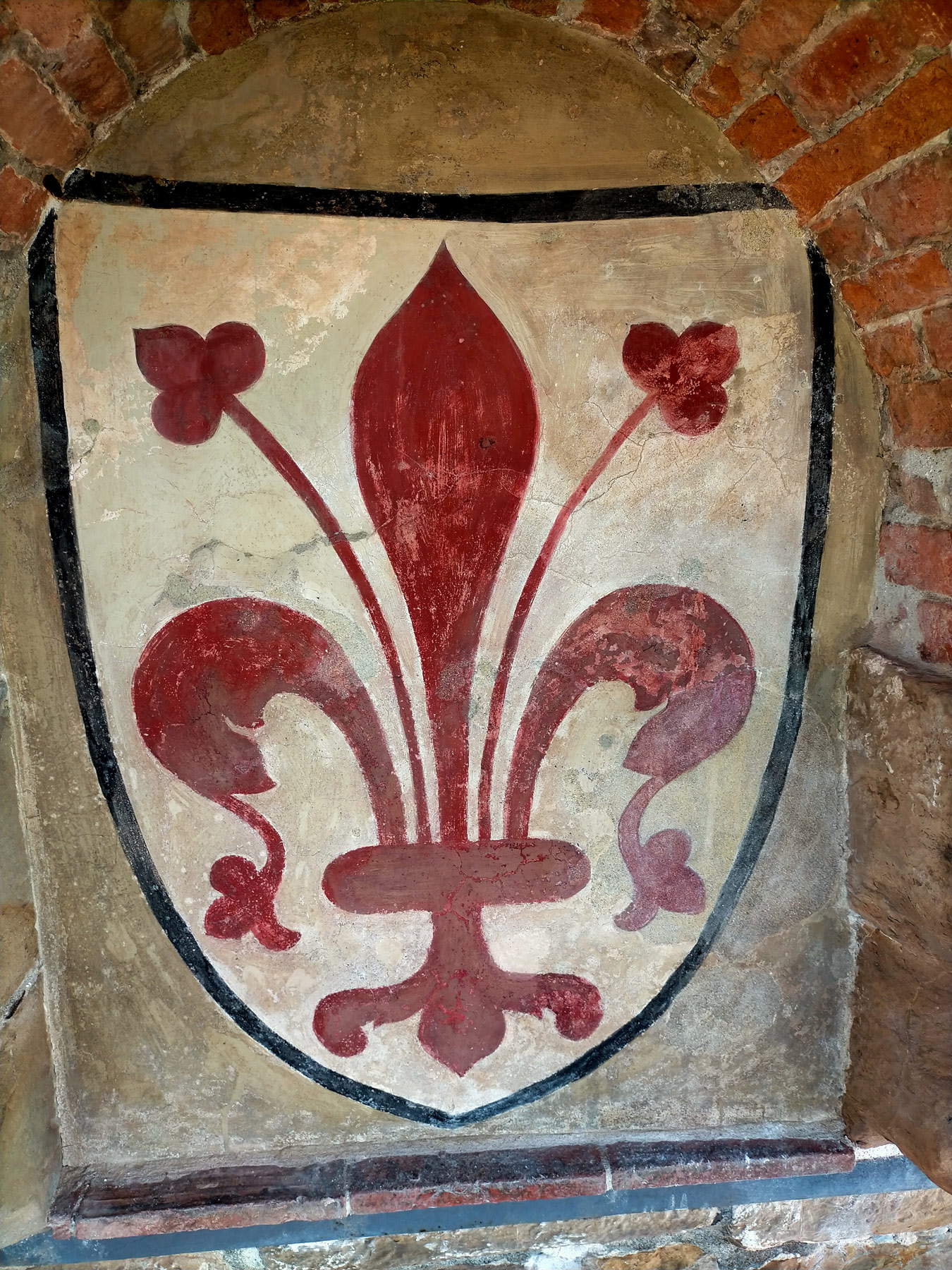 Les armoiries de la tour après restauration Les armoiries de la tour après restauration