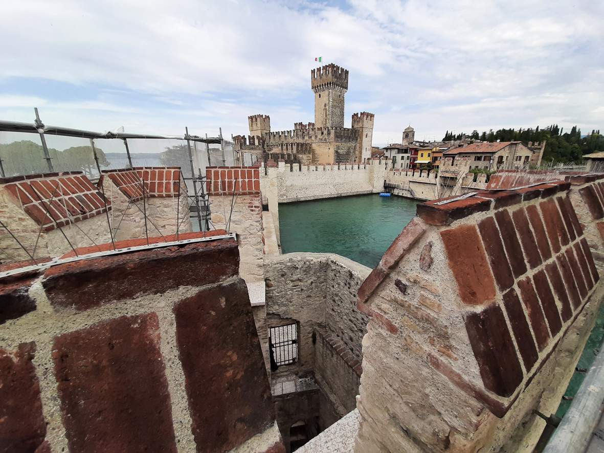 Le château Scaliger de Sirmione fait peau neuve : restauration du monument du lac de Garde 