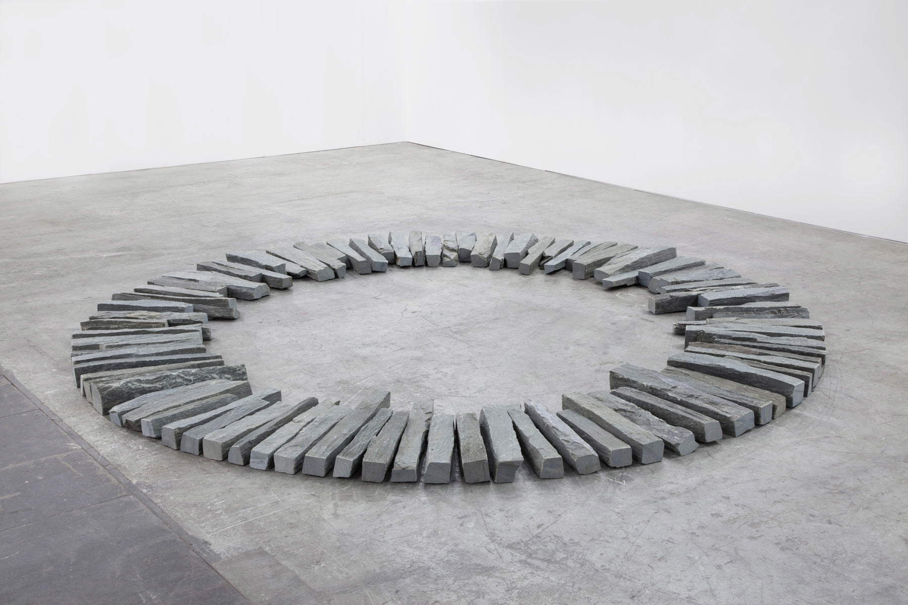 Richard Long, Trastevere Spring Circle (2012; pietra di serpenino, diametro 320 cm). Su concessione dell'artista e di galleria Lorcan O’Neill Richard Long, Trastevere Spring Circle (2012; pietra di serpenino, diametro 320 cm). Su concessione dell'artista e di galleria Lorcan O’Neill