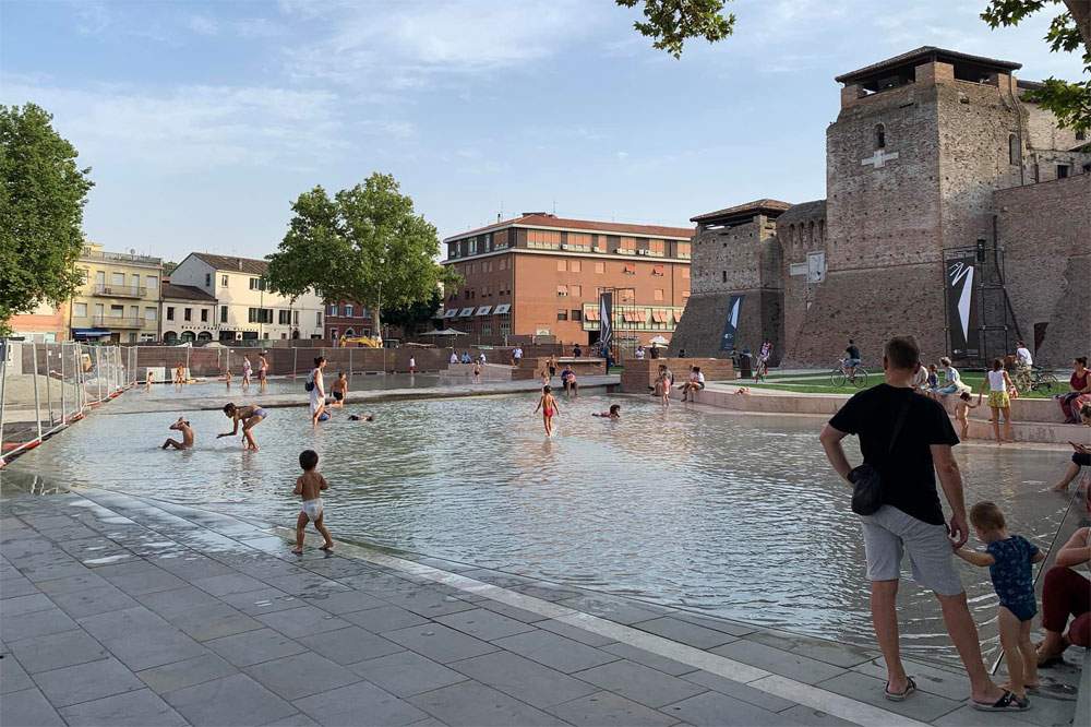 Rimini, la nouvelle Piazza Malatesta où l'on peut s'éclabousser dans l'eau est déjà un cas.