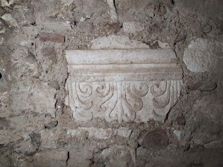 Ascoli Piceno, sols d'une domus et céramiques picènes trouvées sous la cathédrale