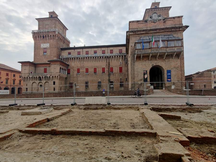 A Ferrara scoperta la base dell'antico ingresso nord del Castello estense
