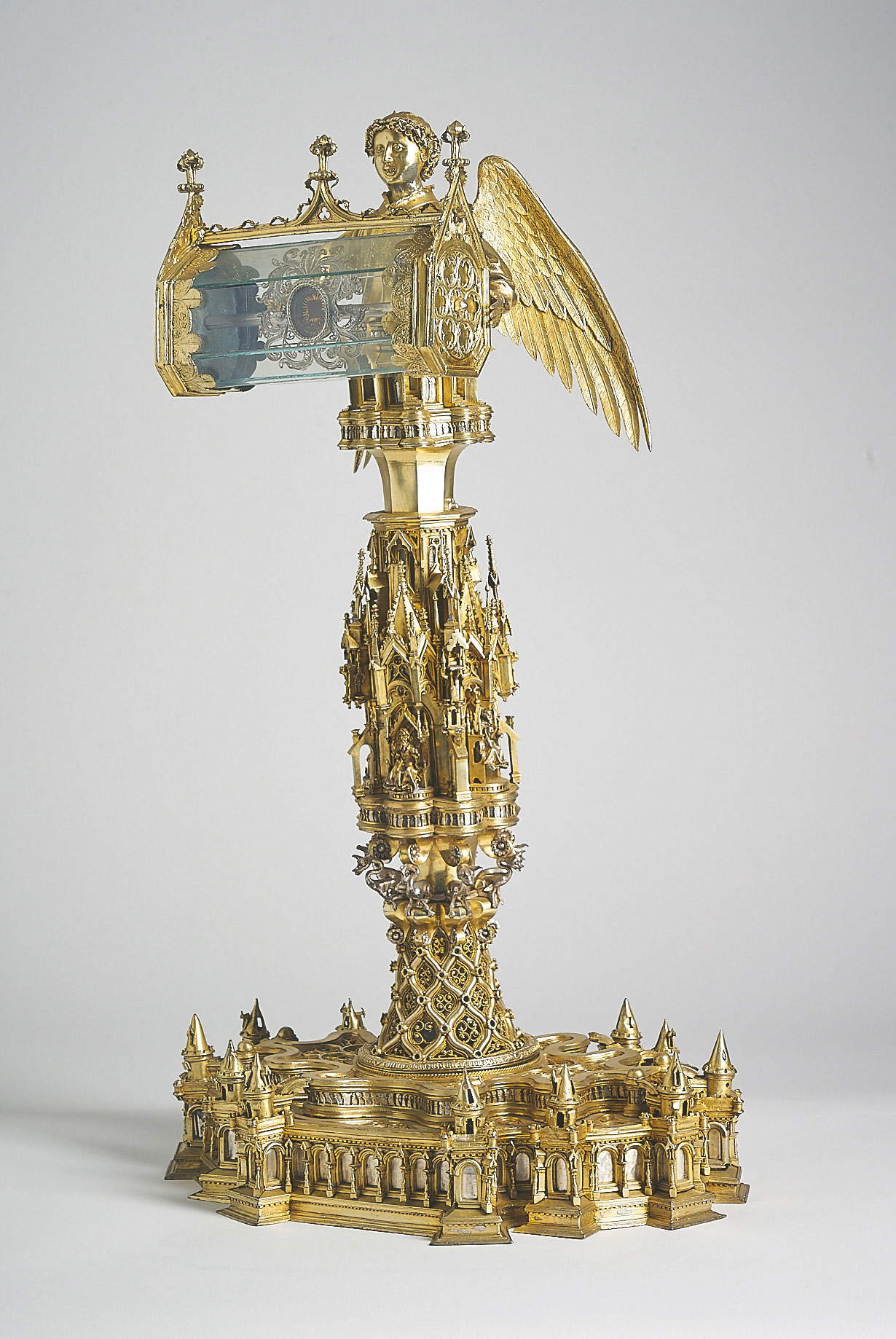 Romolo di Senuccio Salvi, Reliquienschrein des Kreuzes (später der Jungfrau) (1379-1383; geprägtes, graviertes, ziseliertes und vergoldetes Silber, mit Gussteilen, Bergkristall; Pistoia, Antico Palazzo dei Vescovi) Romolo di Senuccio Salvi, Reliquienschrein des Kreuzes (später der Jungfrau) (1379-1383; geprägtes, graviertes, ziseliertes und vergoldetes Silber, mit Gussteilen, Bergkristall; Pistoia, Antico Palazzo dei Vescovi)