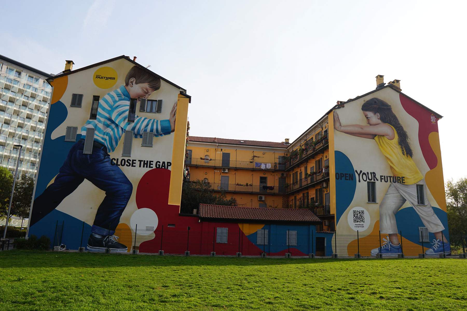 Milano, terminato il murale di Rosk che riflette sull'esigenza di eliminare le distanze