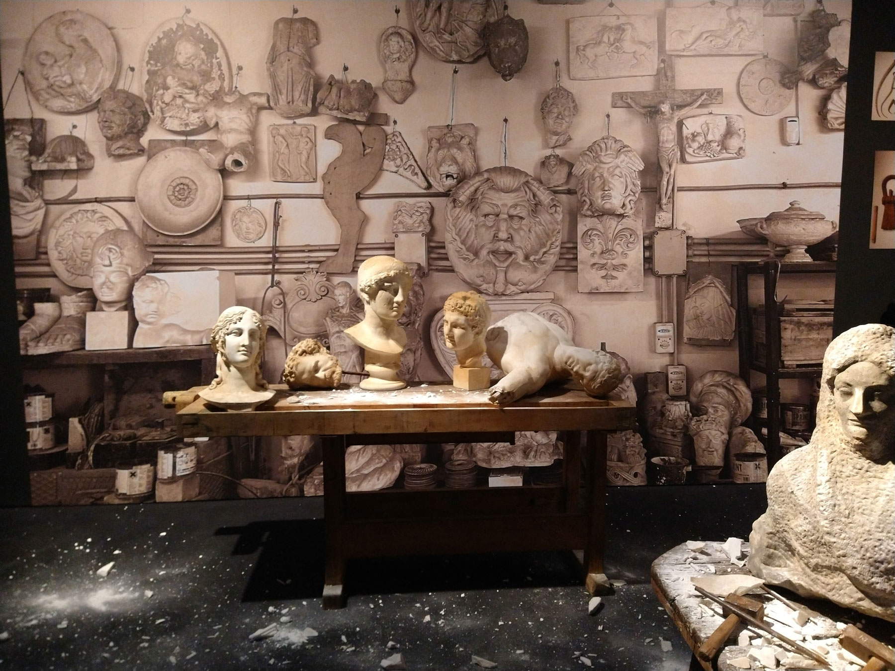 Ausstellungshalle Die Fälschung in der Kunst. Alceo Dossena und die italienische Renaissance-Skulptur Ausstellungshalle Die Fälschung in der Kunst. Alceo Dossena und die italienische Renaissance-Skulptur