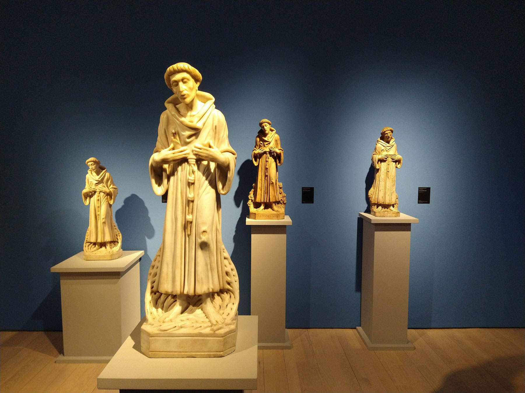 Ausstellungshalle Die Fälschung in der Kunst. Alceo Dossena und die italienische Renaissance-Skulptur Ausstellungshalle Die Fälschung in der Kunst. Alceo Dossena und die italienische Renaissance-Skulptur