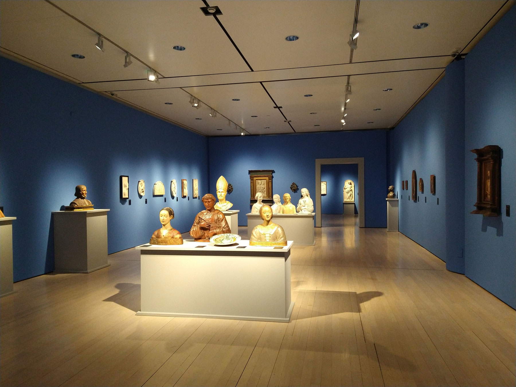 Ausstellungshalle Die Fälschung in der Kunst. Alceo Dossena und die italienische Renaissance-Skulptur Ausstellungshalle Die Fälschung in der Kunst. Alceo Dossena und die italienische Renaissance-Skulptur