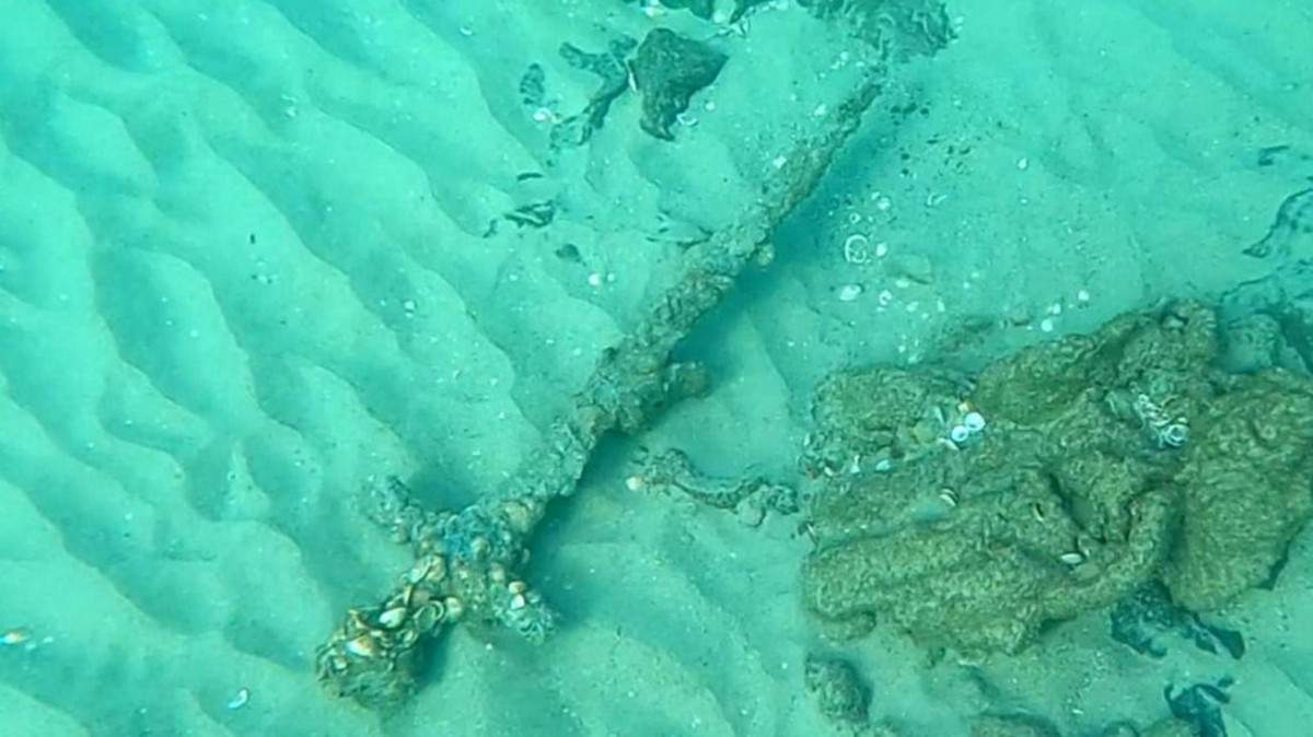 Israel, amateur diver discovers 900-year-old sword of a Crusader knight in the sea