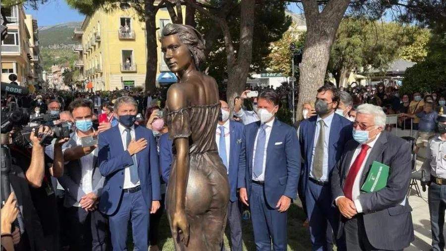 There is controversy over the sculpture of the sexy gleaner in Sapri. Sexist