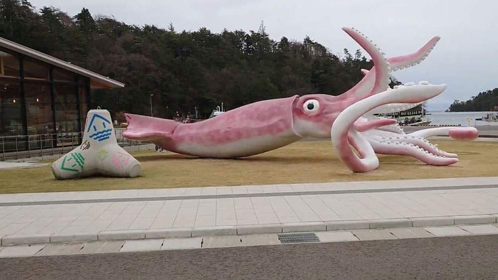 Superpolemic in Japan: Covid aid spent on giant squid statue
