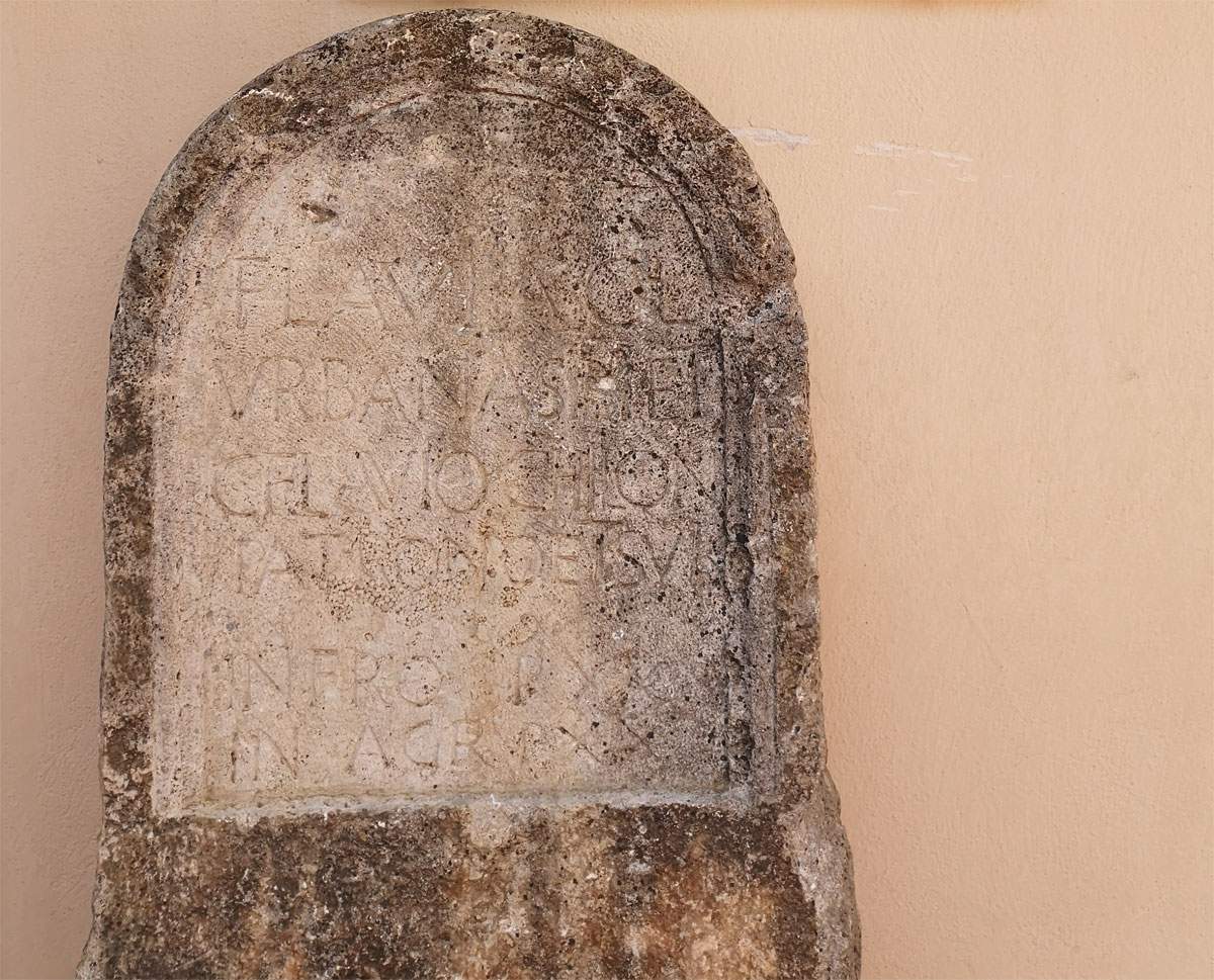 Marcellina (Rome), découverte d'une importante stèle funéraire romaine d'une femme affranchie, Flavia Urbana