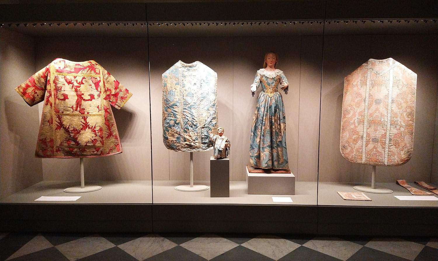Massa, an exhibition on ancient textiles and liturgical vestments at the Diocesan Museum