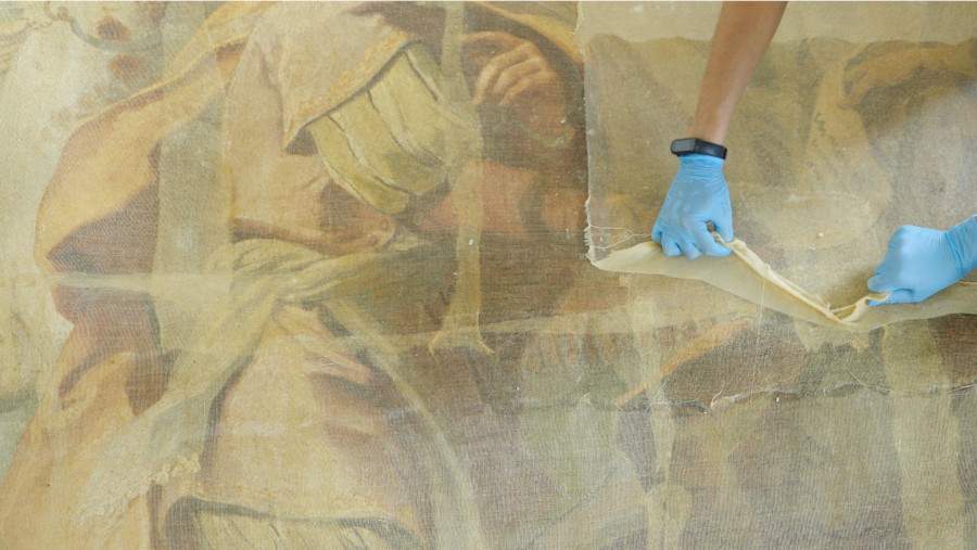 Le projet Strappi démarre au Palazzo Grassi, un site de restauration ouvert de peintures murales du XVIIIe siècle. 