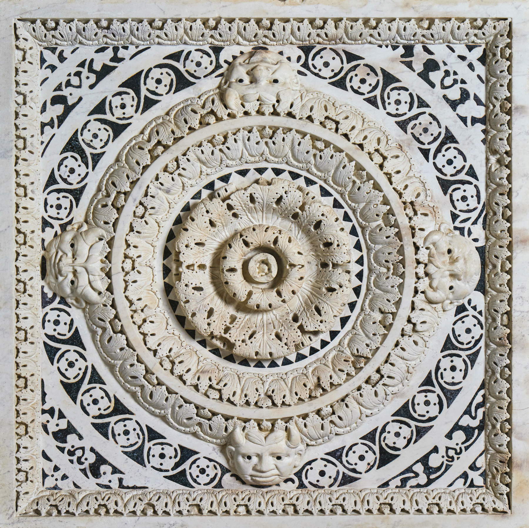 Guglielmo Pluteo lacunarer Schnitt mit diabolischen Köpfen (7. Jahrzehnt des 12. Jahrhunderts; Marmor und schwarzer Serpentin aus Valdibrana; Pistoia, Kathedrale San Zeno, Krypta) Guglielmo Pluteo lacunarer Schnitt mit diabolischen Köpfen (7. Jahrzehnt des 12. Jahrhunderts; Marmor und schwarzer Serpentin aus Valdibrana; Pistoia, Kathedrale San Zeno, Krypta)