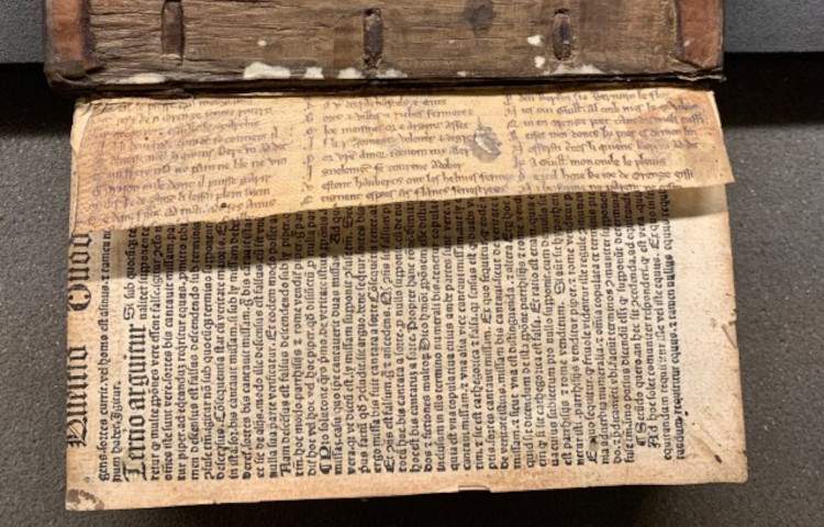 Un chercheur de l'université Queen Mary découvre deux fragments de manuscrits rares cachés dans la Bodleian Library 