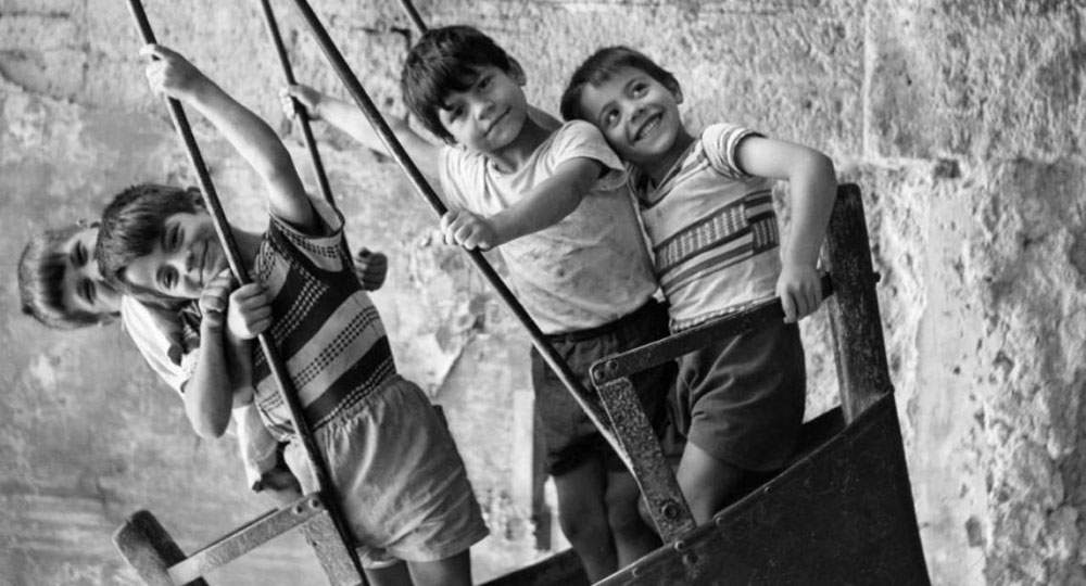 Cinisello Balsamo, la joie des enfants en quarante photographies exposées dans la piazzetta 