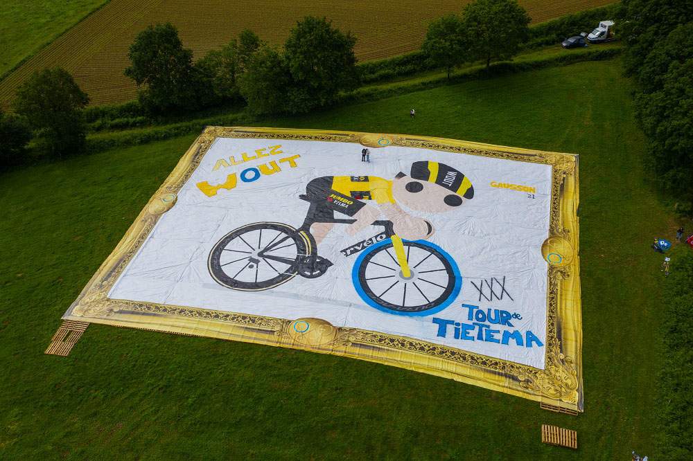 Record de peinture : un youtuber crée la plus grande toile du monde pour acclamer le champion du Tour de France 