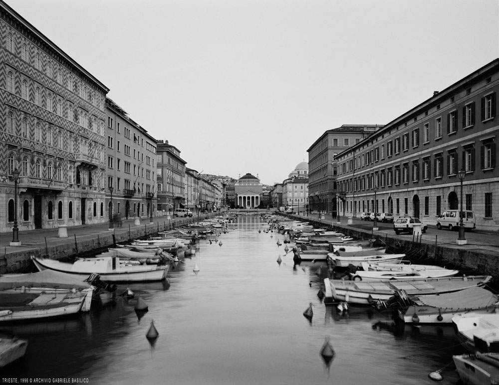 Analogies entre les villes du monde. À Trieste, la recherche photographique de Gabriele Basilico sur le thème de la ville de Trieste est en cours. 