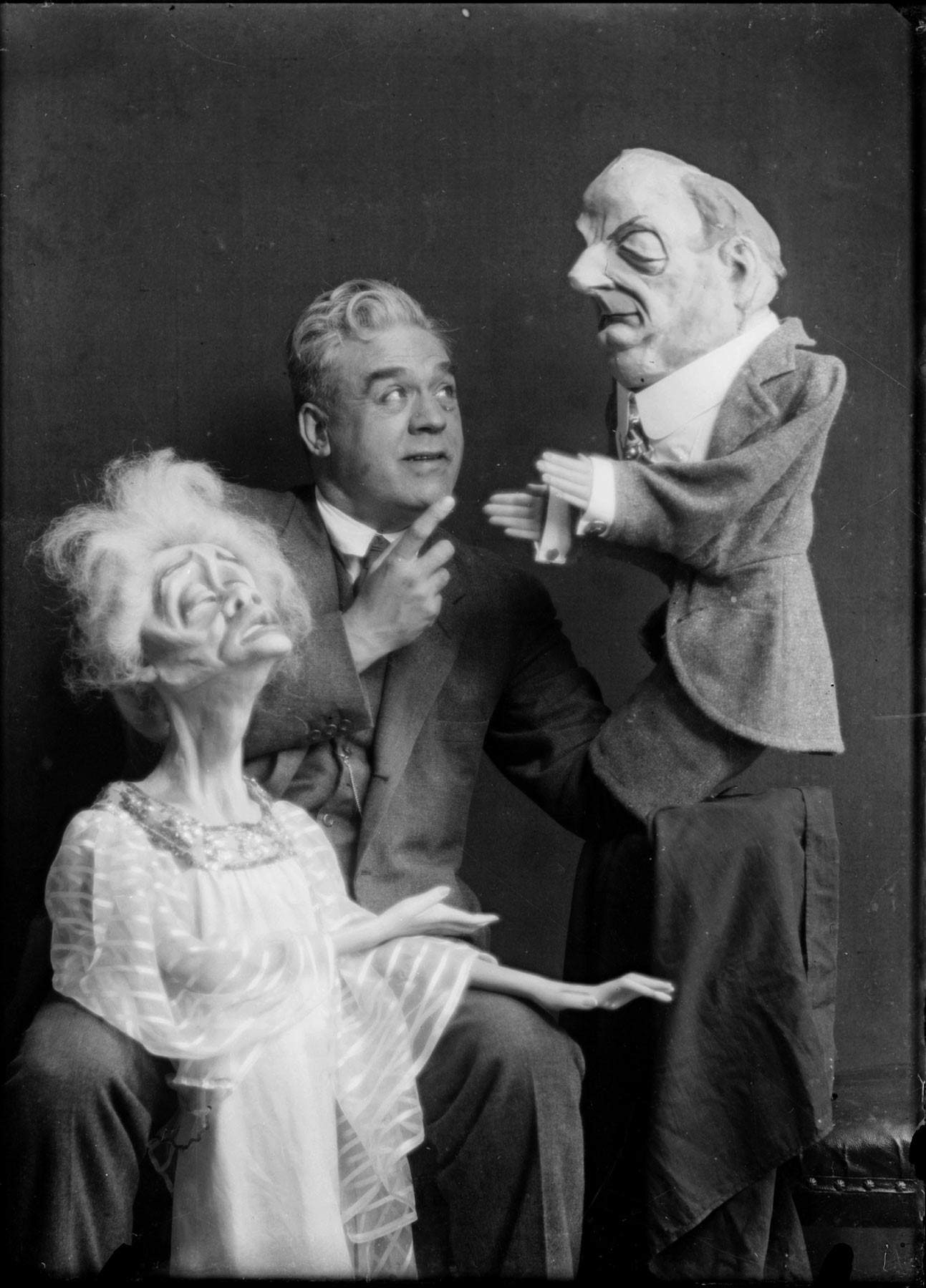 Umberto Tirelli avec les marionnettes d'Eleonora Duse et de Virgilio Talli (1923 ; gelée de développement ; Rubiera, collection privée) Umberto Tirelli avec les marionnettes d'Eleonora Duse et de Virgilio Talli (1923 ; gelée de développement ; Rubiera, collection privée)