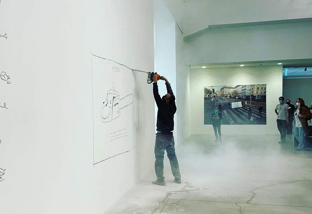 Vol de performance au MAMbo : un homme découpe un mur à la tronçonneuse et emporte une œuvre d'Aldo Giannotti