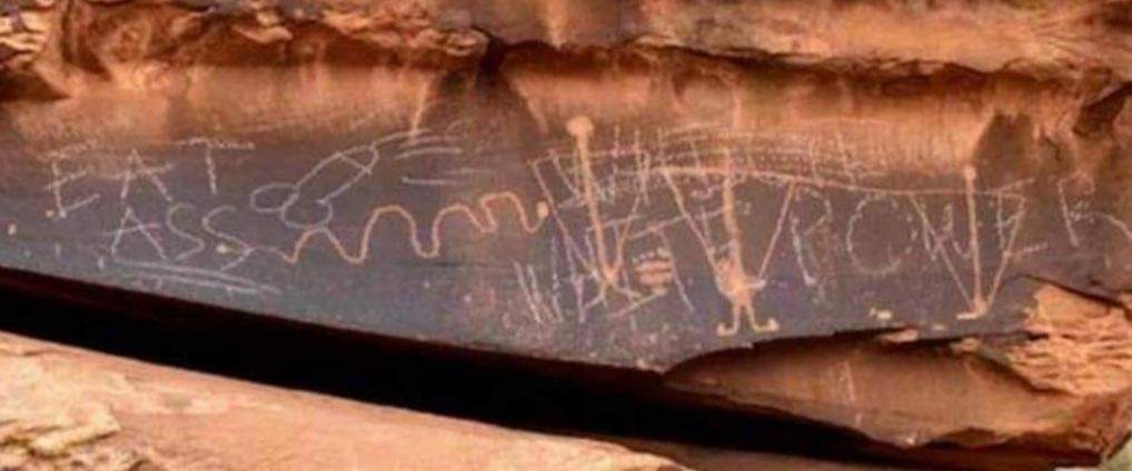 USA, vandals deface ancient rock carvings with racist writing